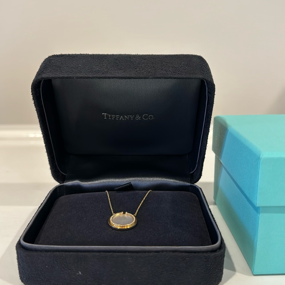 In the best condition! Such a staple to my jewelry collection.